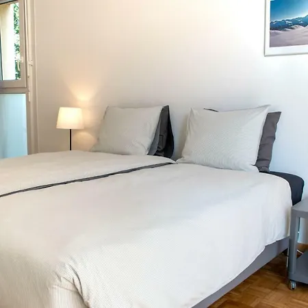 Magnifique De 2 Chambres A Coucher Avec Vue Sur Le Lac *
