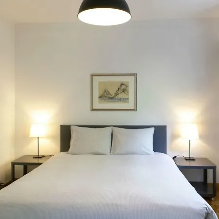 Magnifique De 2 Chambres A Coucher Avec Vue Sur Le Lac
